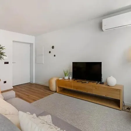Apartment Urban Gaia Flat Modern Retreat With Balcony *